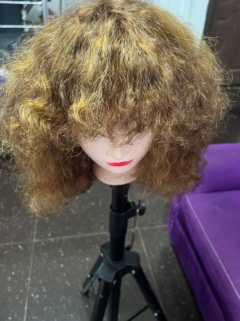 Celebrity fringe wig  — photo 2