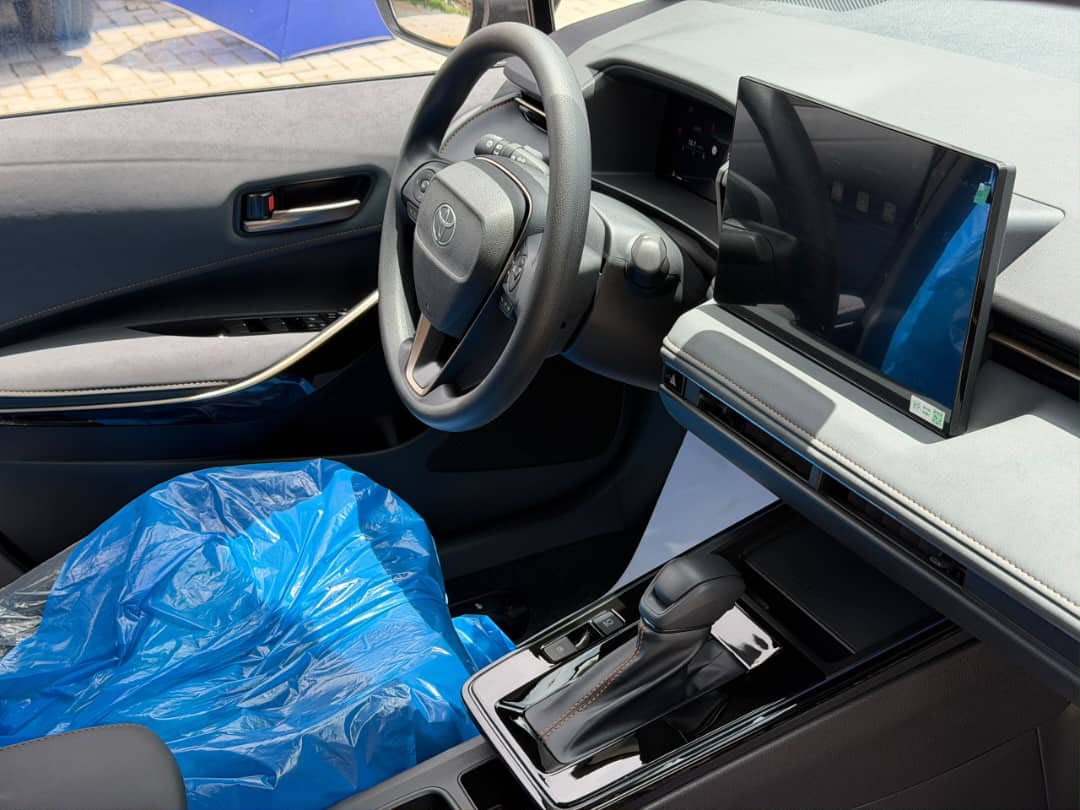 Toyota Corolla HEV, Black Sedan