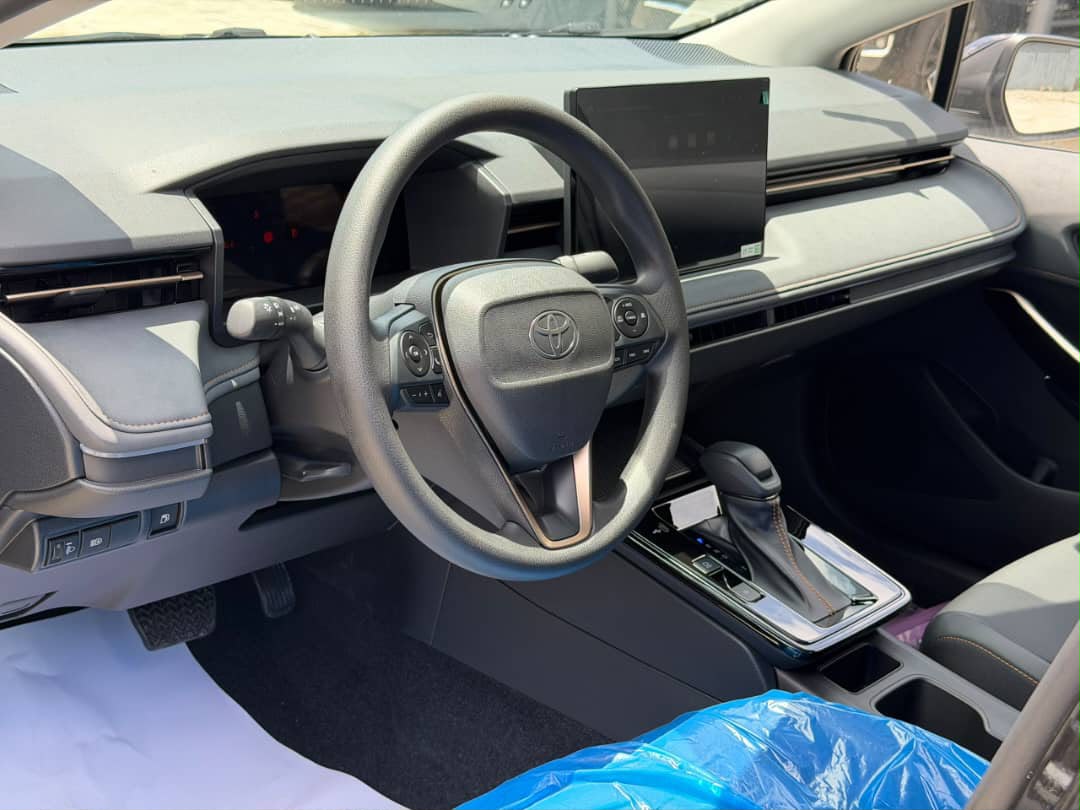 Toyota Corolla HEV, Black Sedan