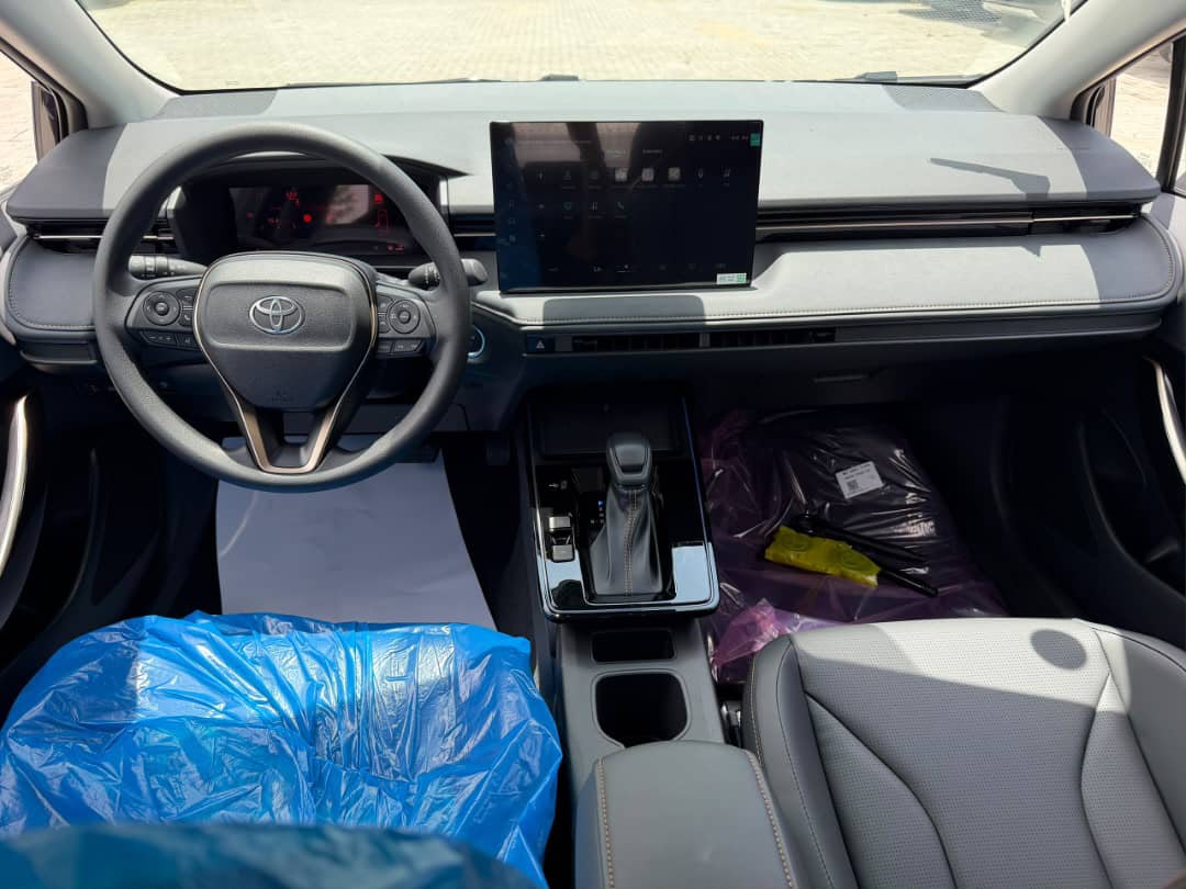 Toyota Corolla HEV, Black Sedan