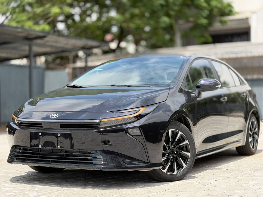 Toyota Corolla HEV, Black Sedan