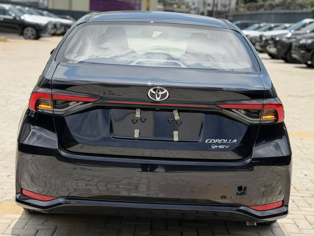 Toyota Corolla HEV, Black Sedan
