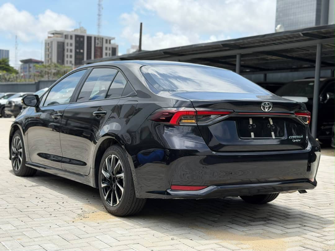 Toyota Corolla HEV, Black Sedan