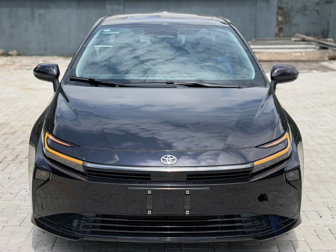 Toyota Corolla HEV, Black Sedan