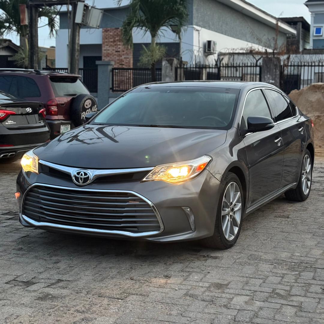 Toyota Avalon XLE, Dark Grey Sedan