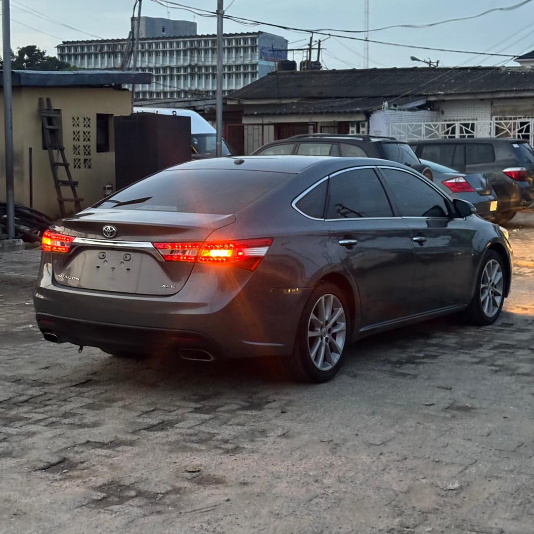 Toyota Avalon XLE, Dark Grey Sedan
