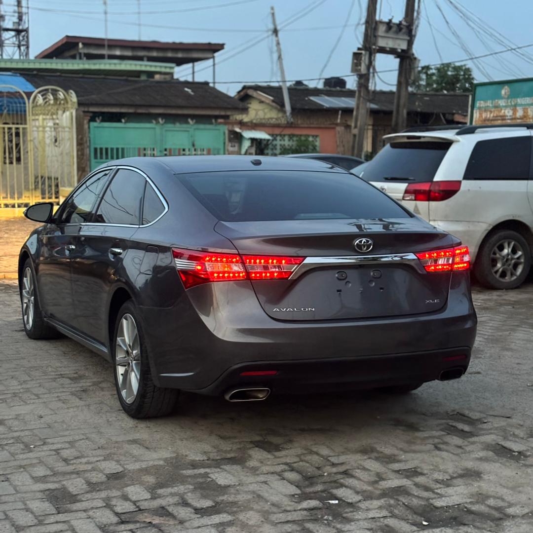 Toyota Avalon XLE, Dark Grey Sedan
