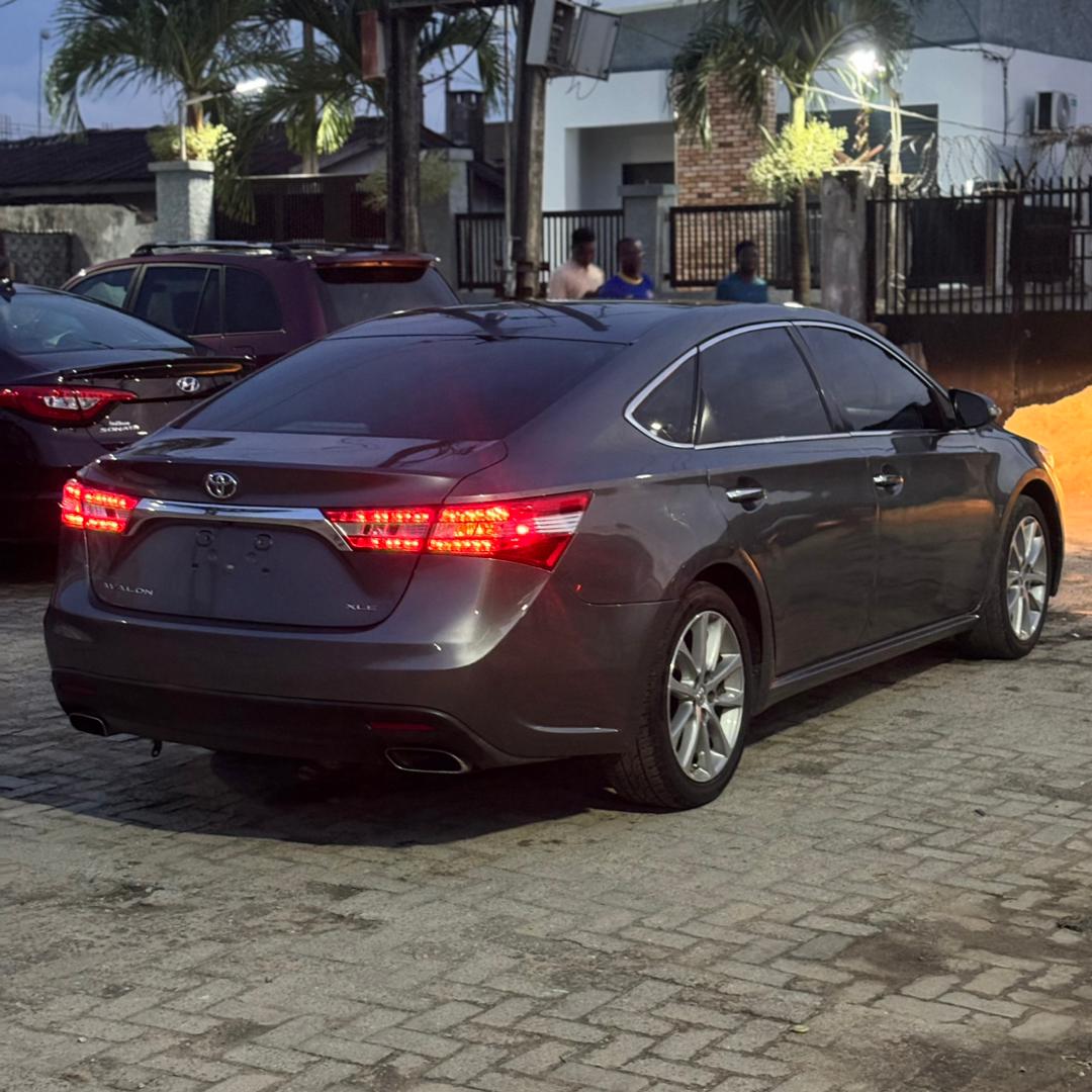 Toyota Avalon XLE, Dark Grey Sedan