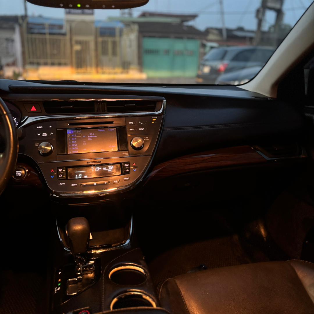 Toyota Avalon XLE, Dark Grey Sedan