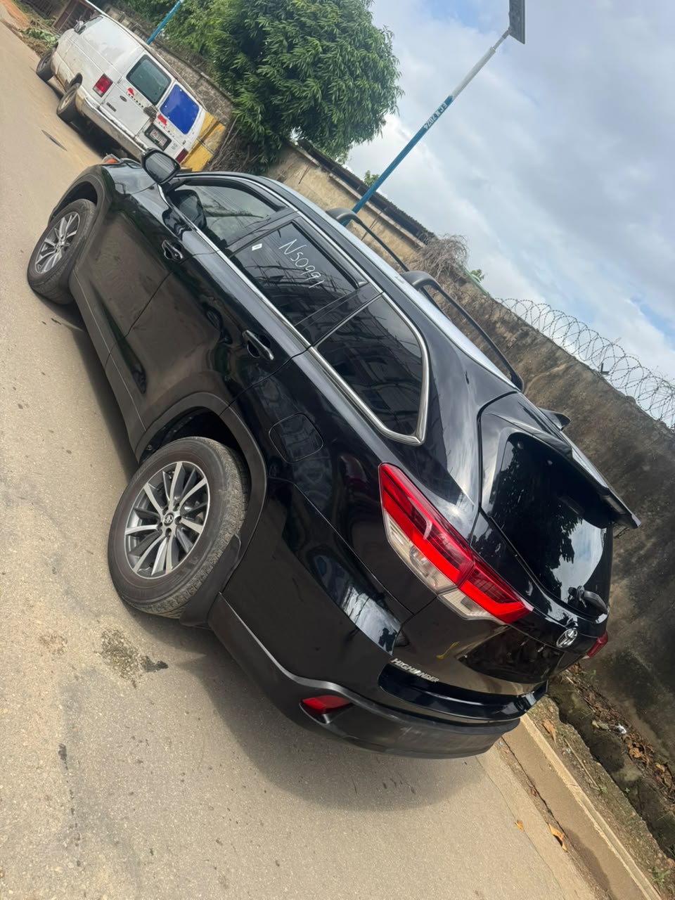 Toyota Highlander XLE AWD 2019 Black SUV — photo 2