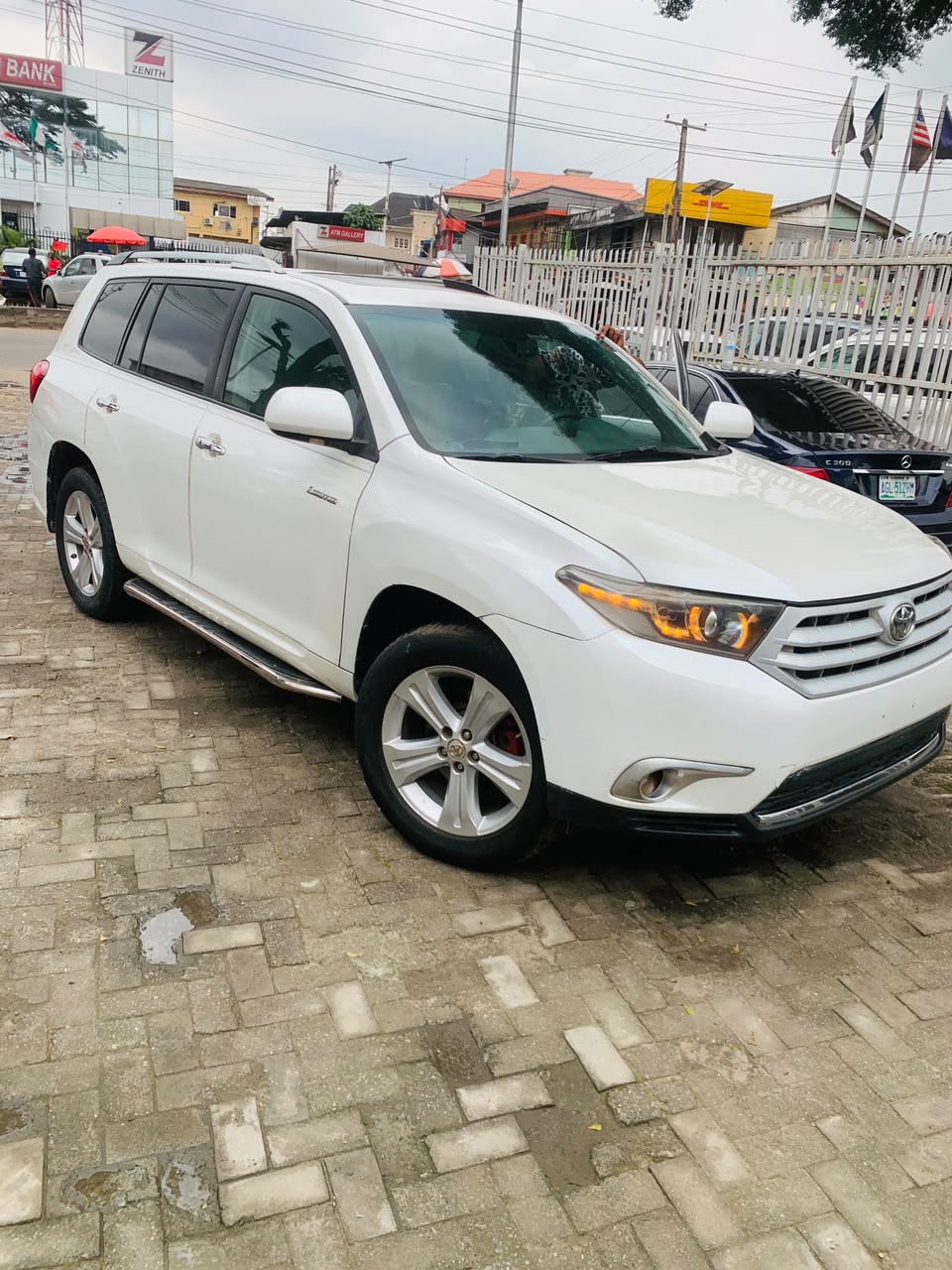 Toyota Highlander White SUV for Sale