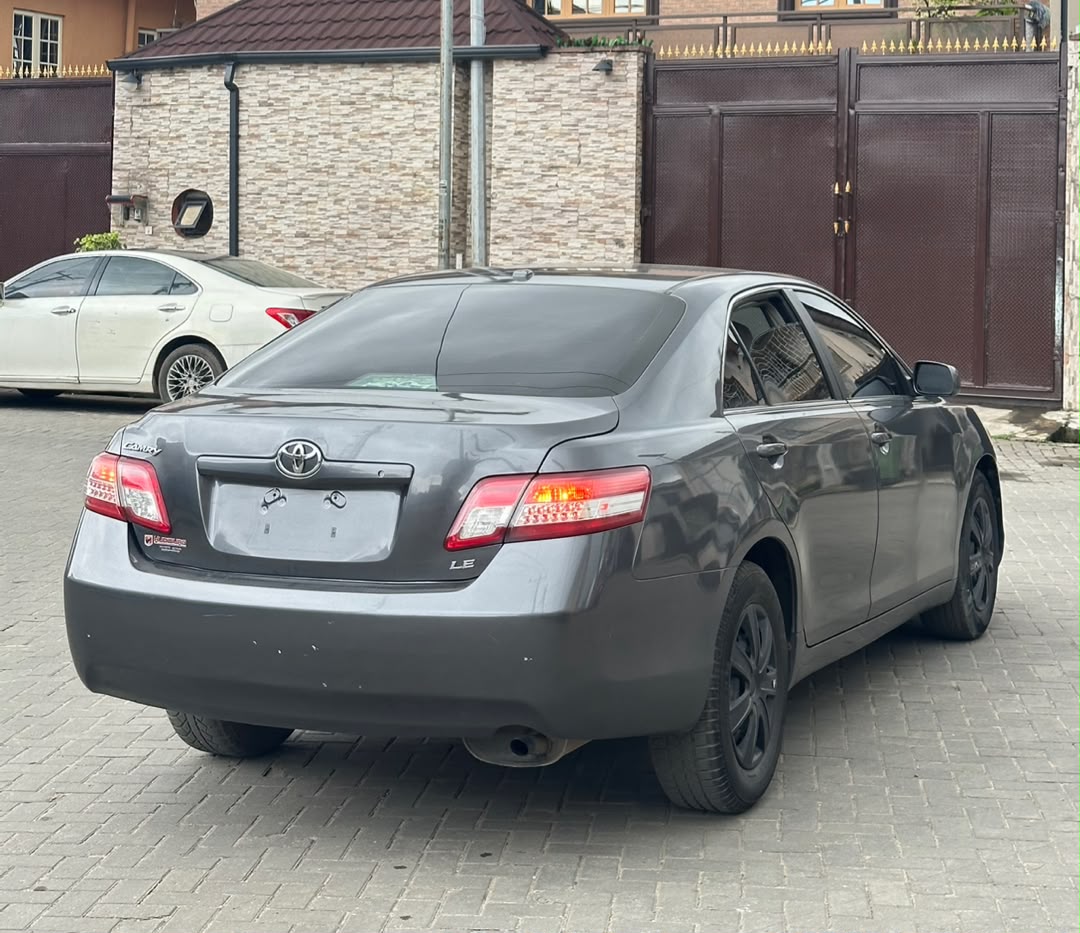 Toyota Camry LE, Dark Grey Sedan — photo 2