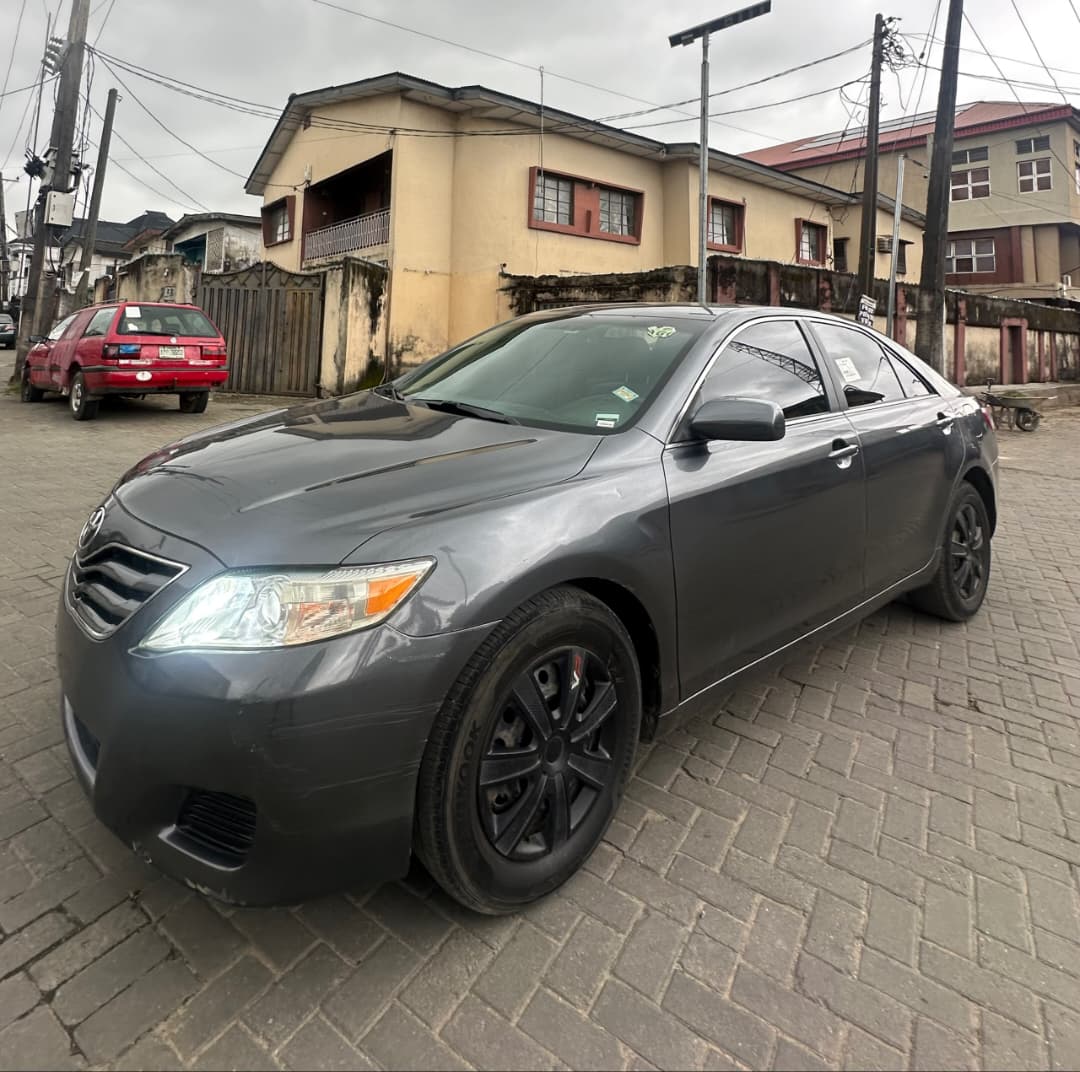 Toyota Camry LE, Dark Grey Sedan — photo 4