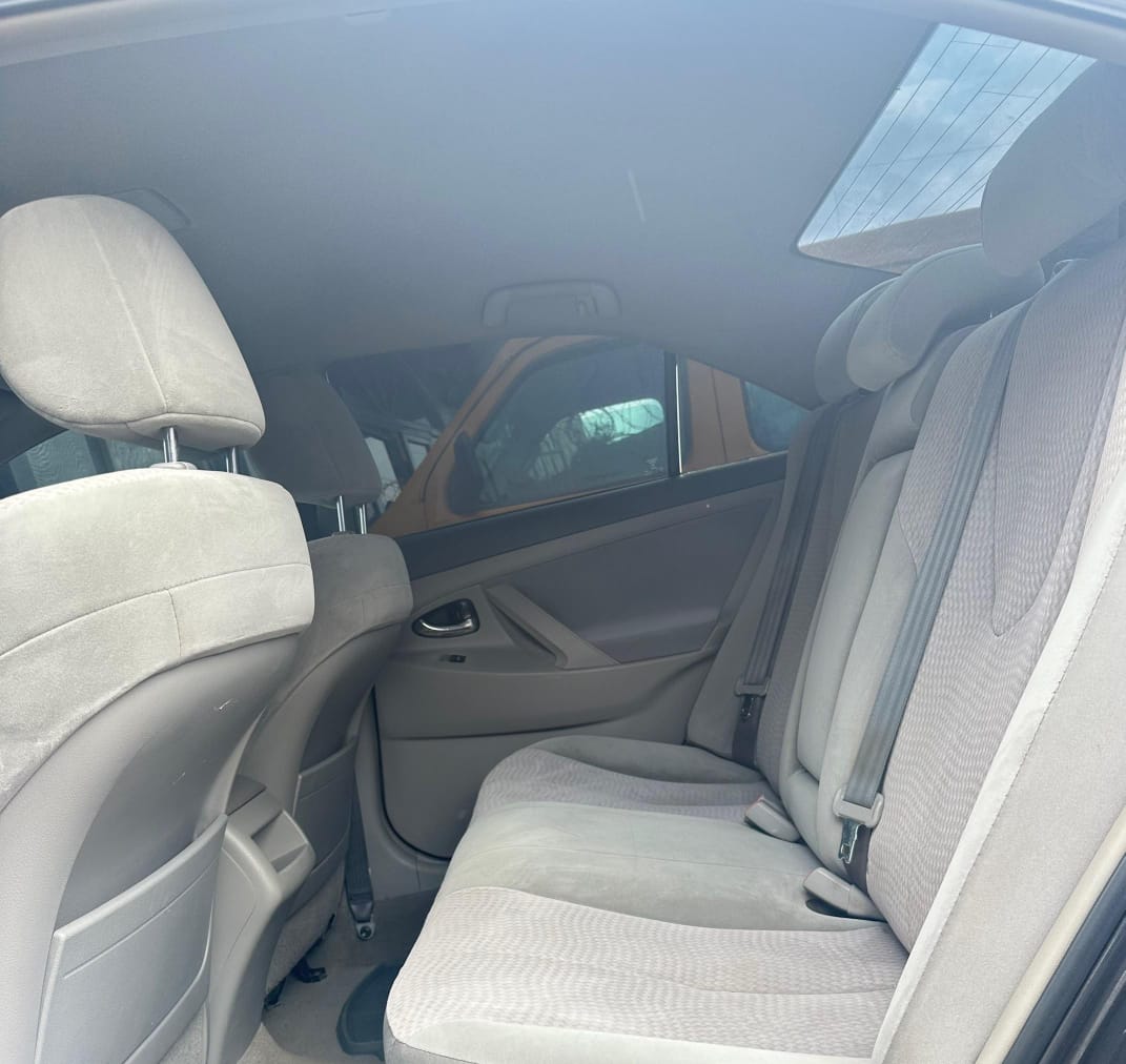 Toyota Camry LE, Dark Grey Sedan — photo 5