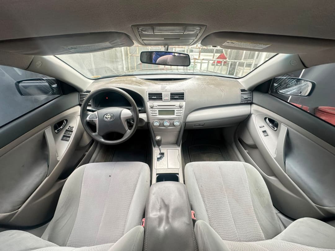 Toyota Camry LE, Dark Grey Sedan — photo 6