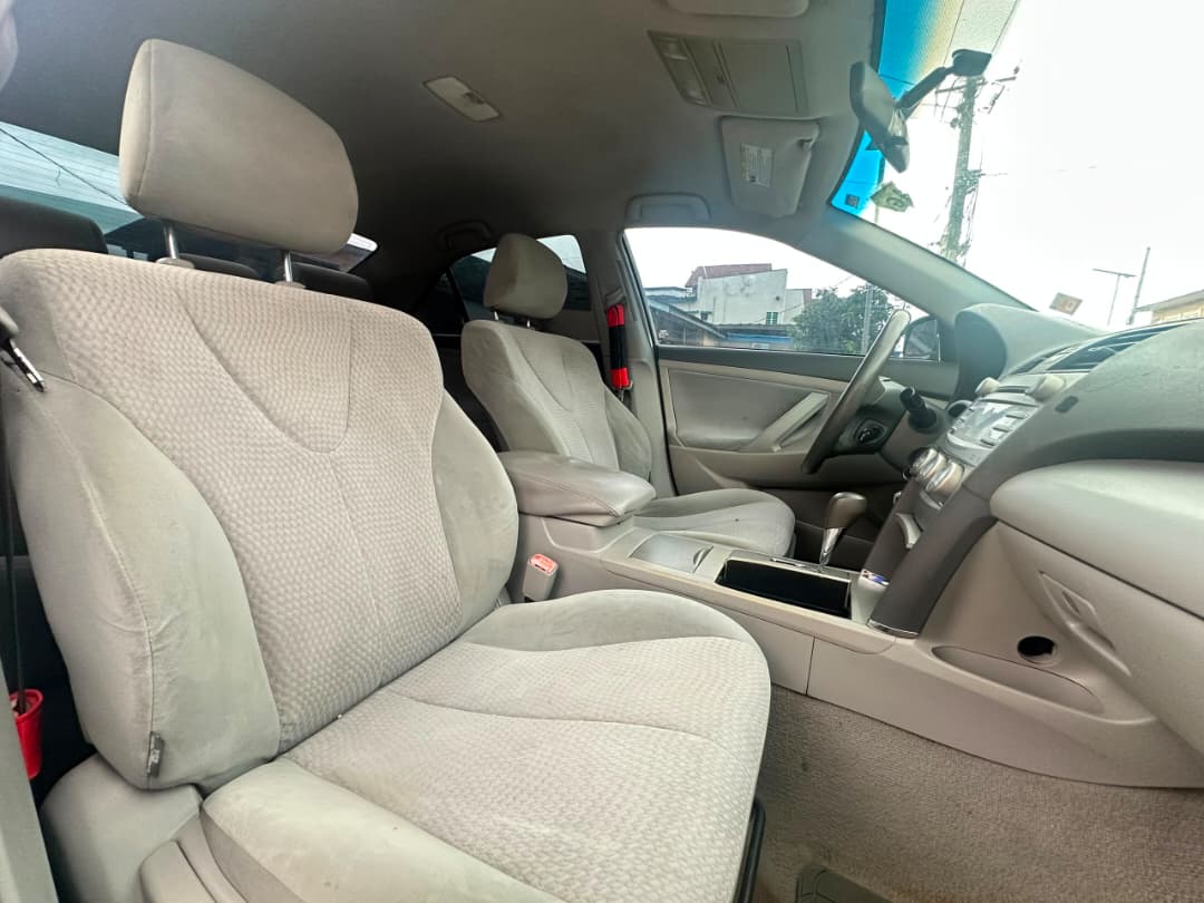 Toyota Camry LE, Dark Grey Sedan — photo 7