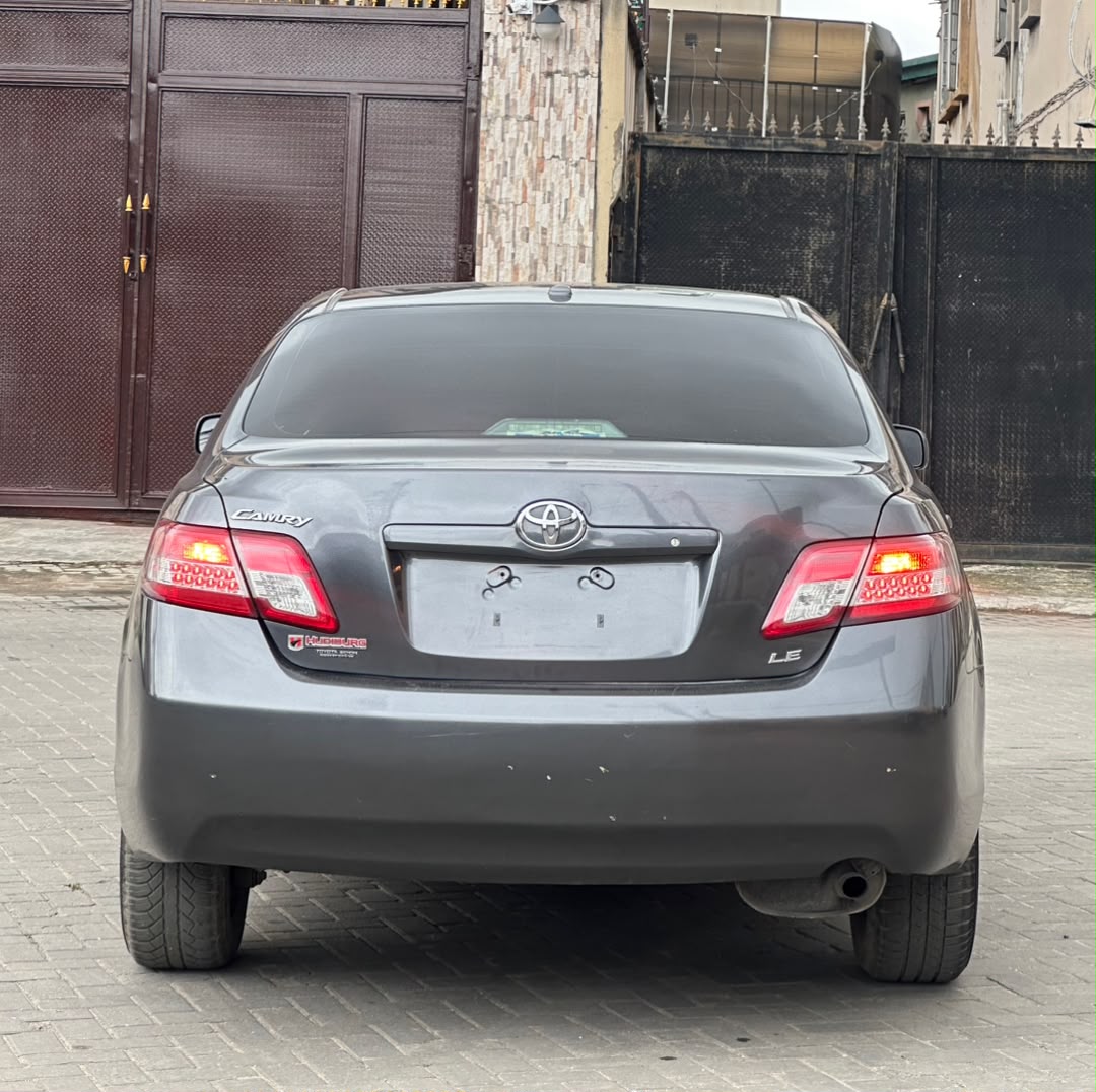 Toyota Camry LE, Dark Grey Sedan — photo 8