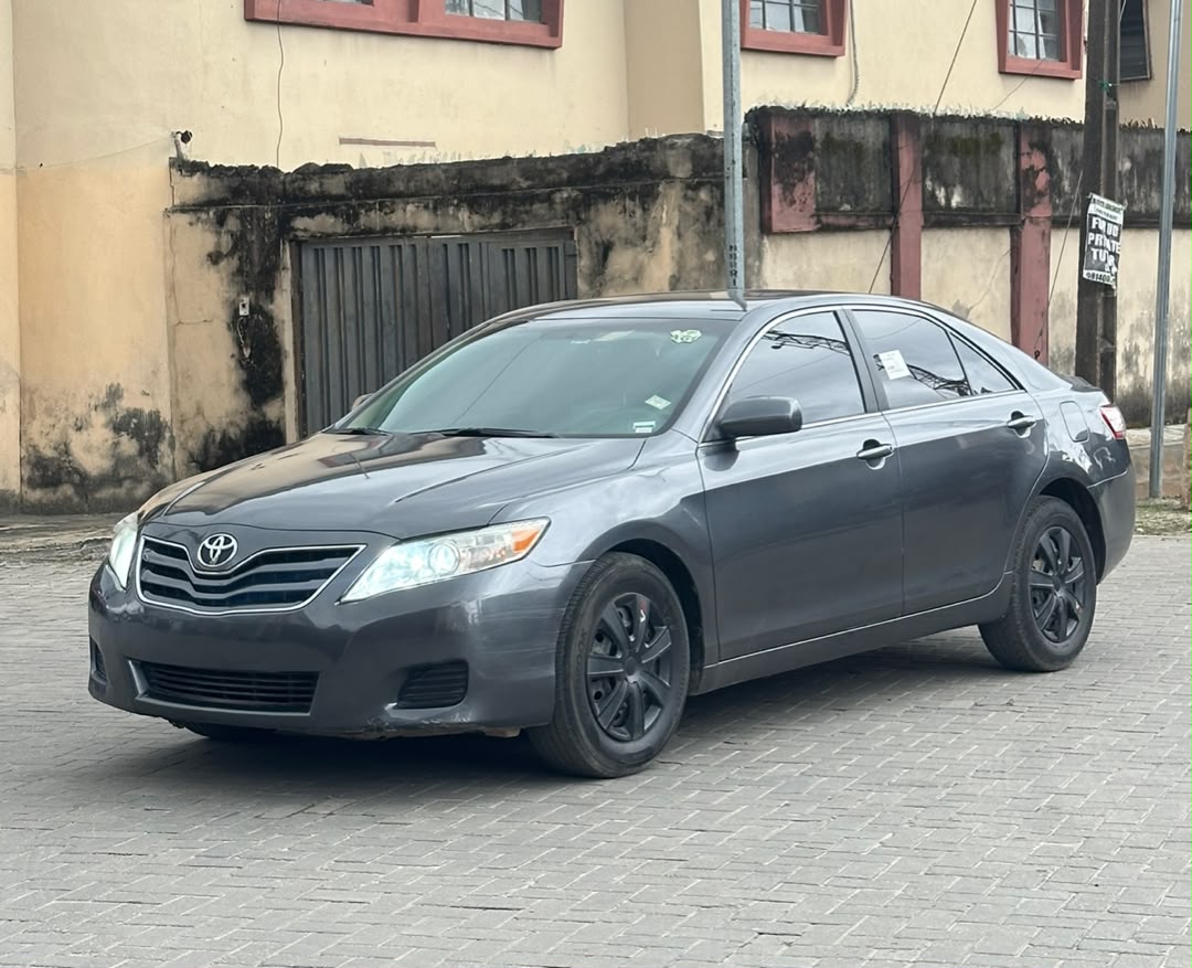 Toyota Camry LE, Dark Grey Sedan — photo 9