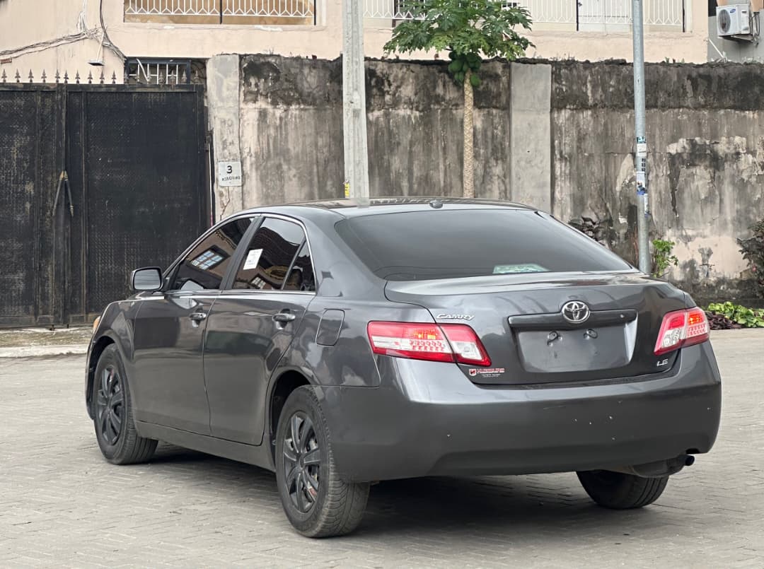 Toyota Camry LE, Dark Grey Sedan — photo 10