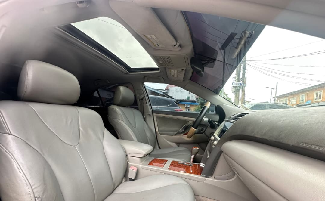Toyota Camry Silver Sedan registered — photo 2