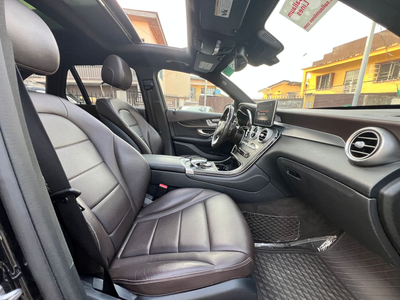 Mercedes-Benz GLC 300, Black SUV — photo 2