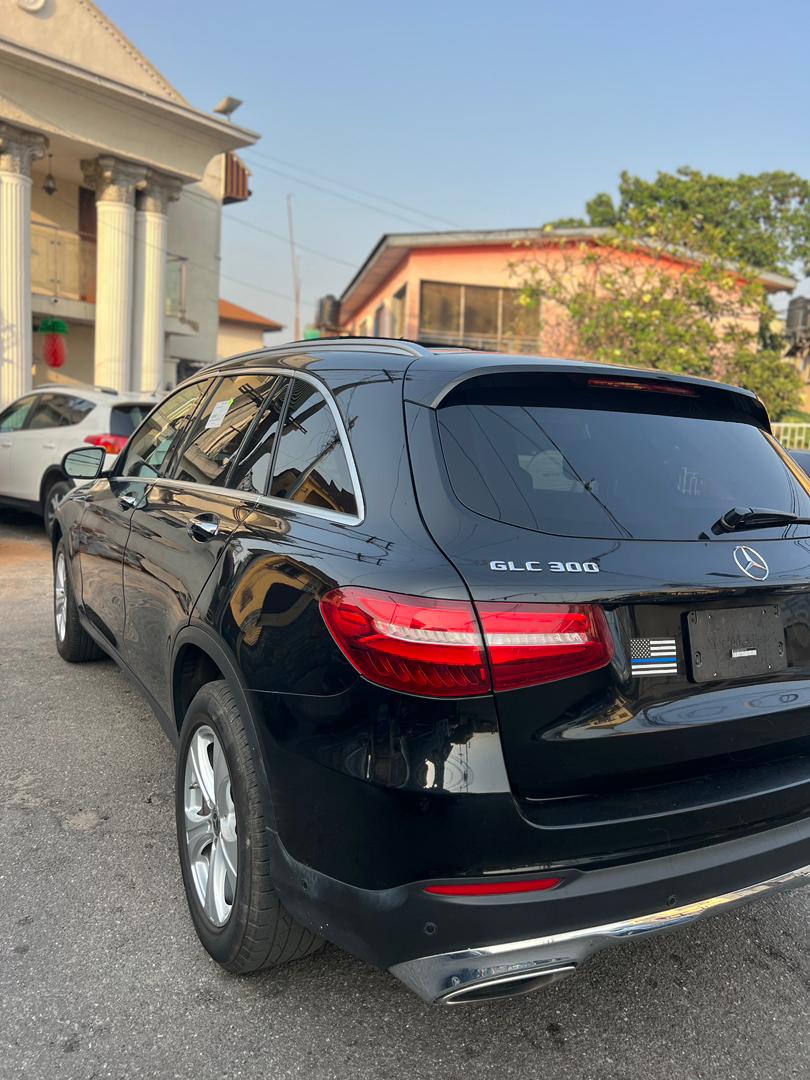 Mercedes-Benz GLC 300, Black SUV — photo 4