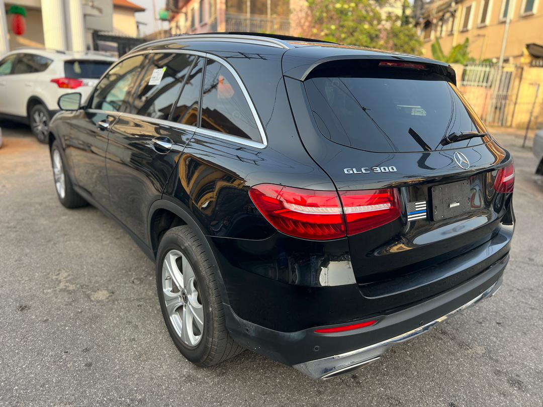 Mercedes-Benz GLC 300, Black SUV — photo 5