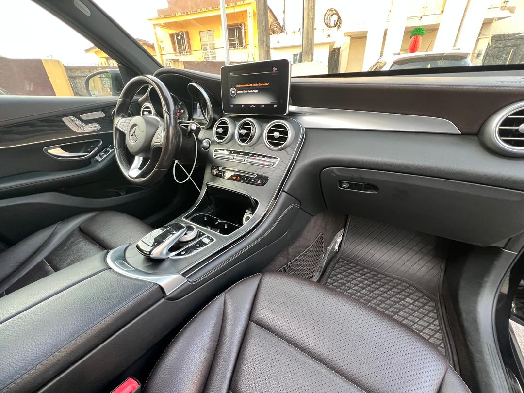 Mercedes-Benz GLC 300, Black SUV — photo 7