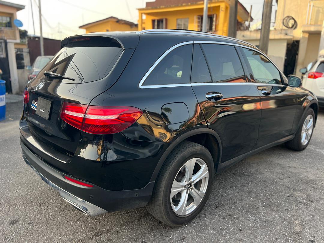 Mercedes-Benz GLC 300, Black SUV — photo 8