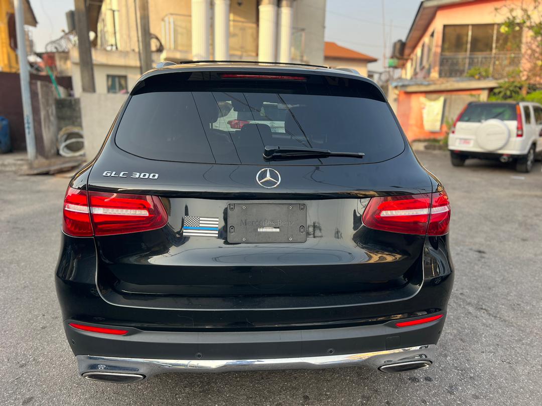 Mercedes-Benz GLC 300, Black SUV — photo 9