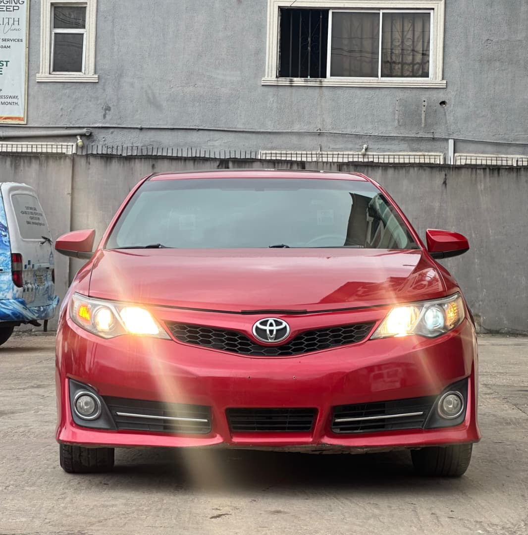 Toyota Camry SE Red Sedan — photo 2