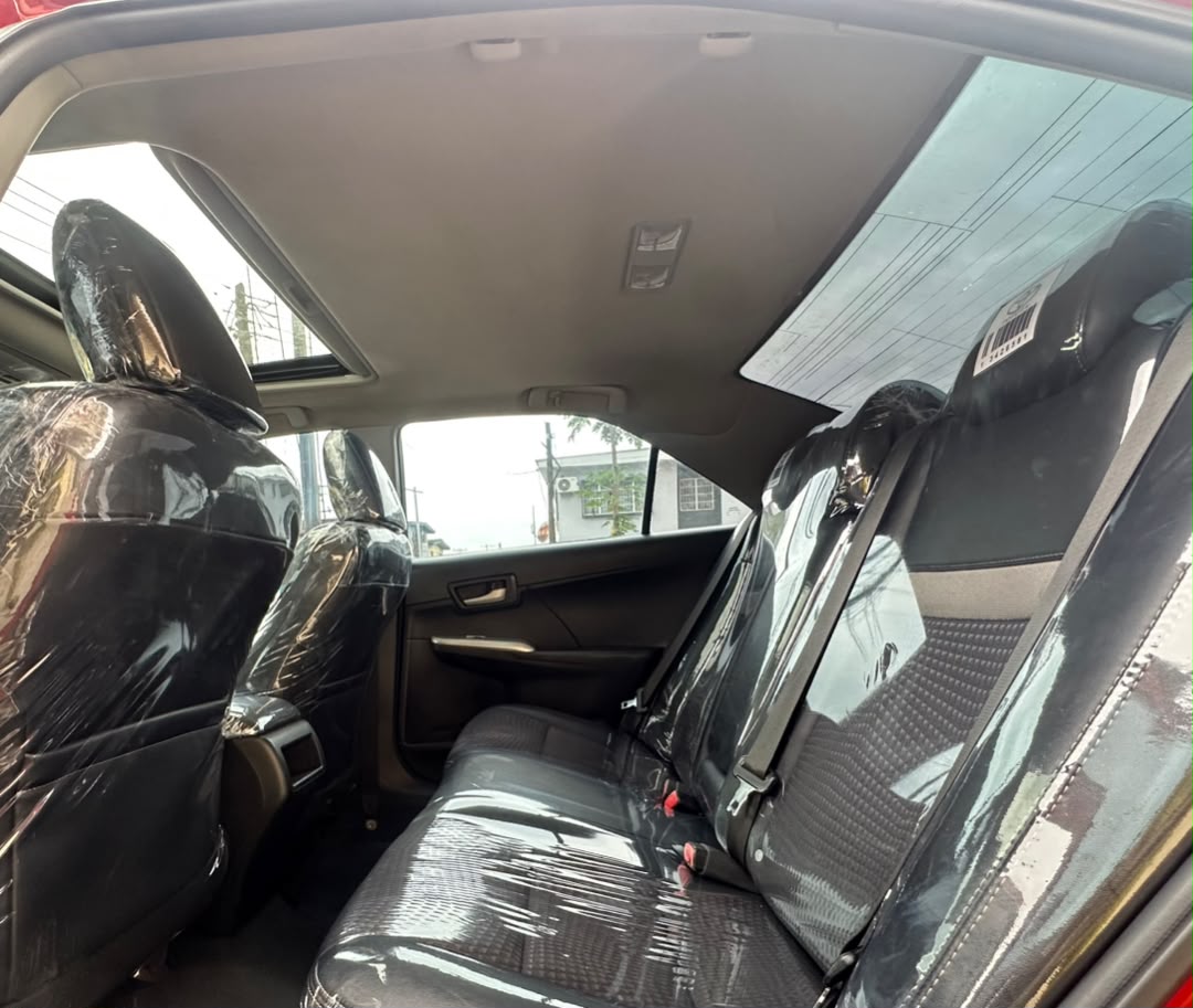 Toyota Camry SE Red Sedan — photo 3