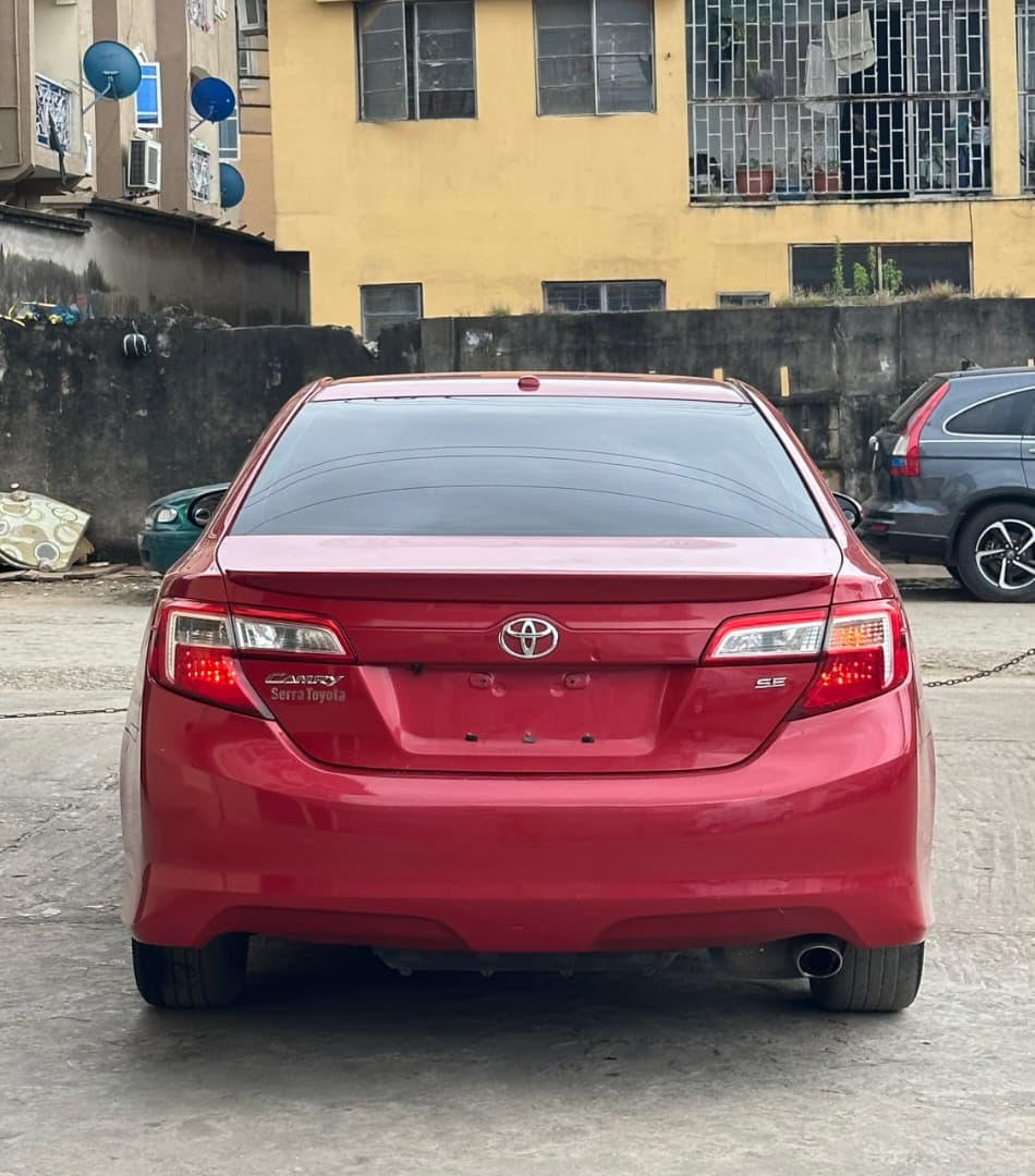 Toyota Camry SE Red Sedan — photo 4