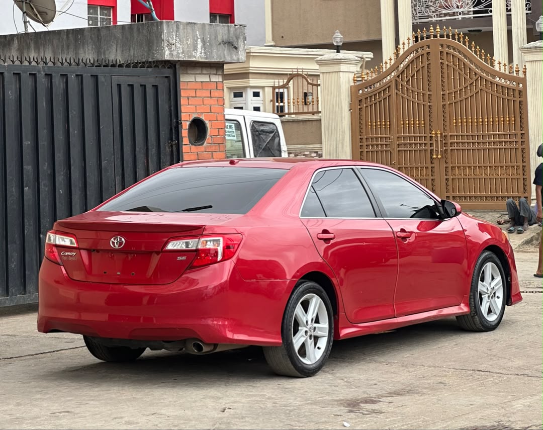 Toyota Camry SE Red Sedan — photo 5