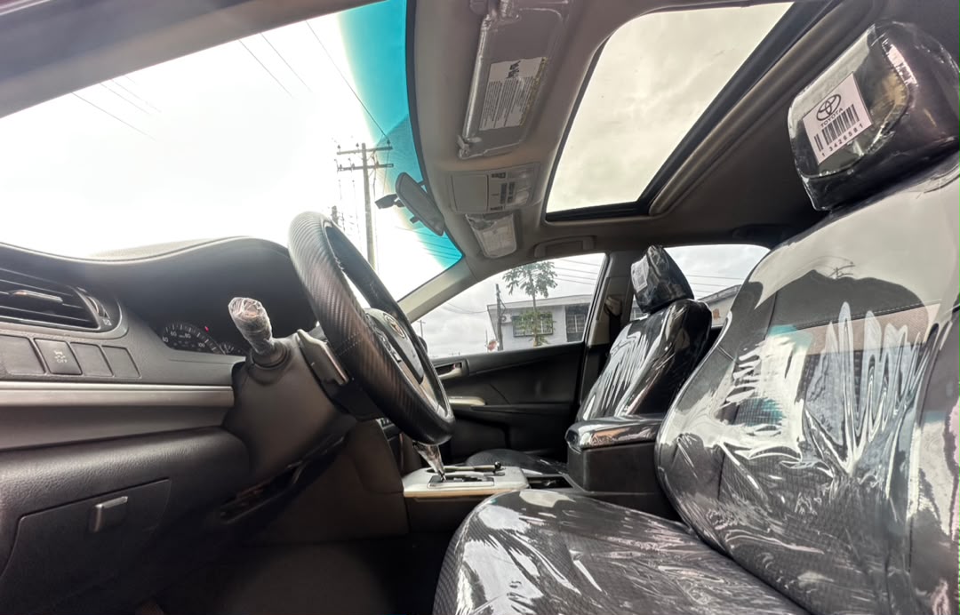 Toyota Camry SE Red Sedan — photo 7