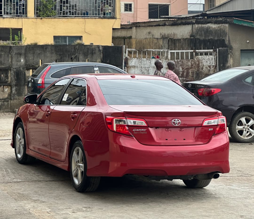 Toyota Camry SE Red Sedan — photo 8
