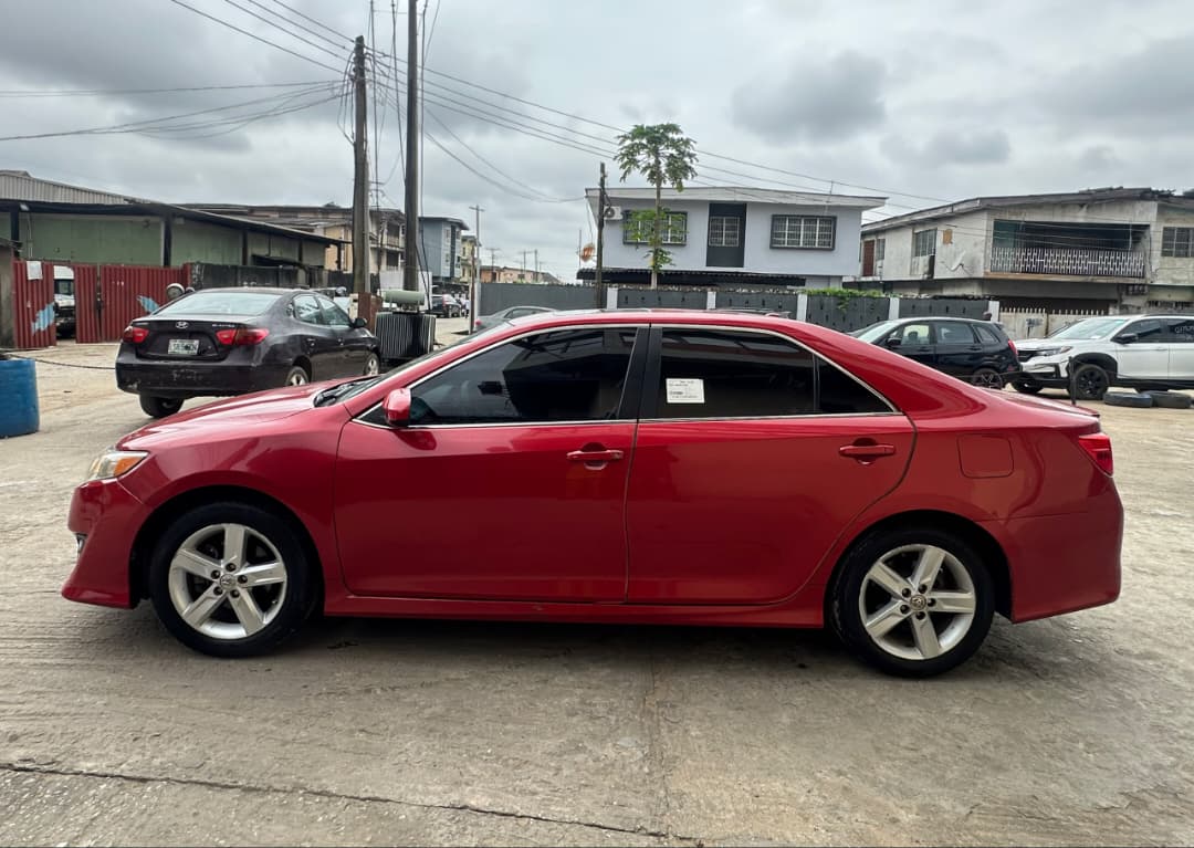 Toyota Camry SE Red Sedan — photo 9