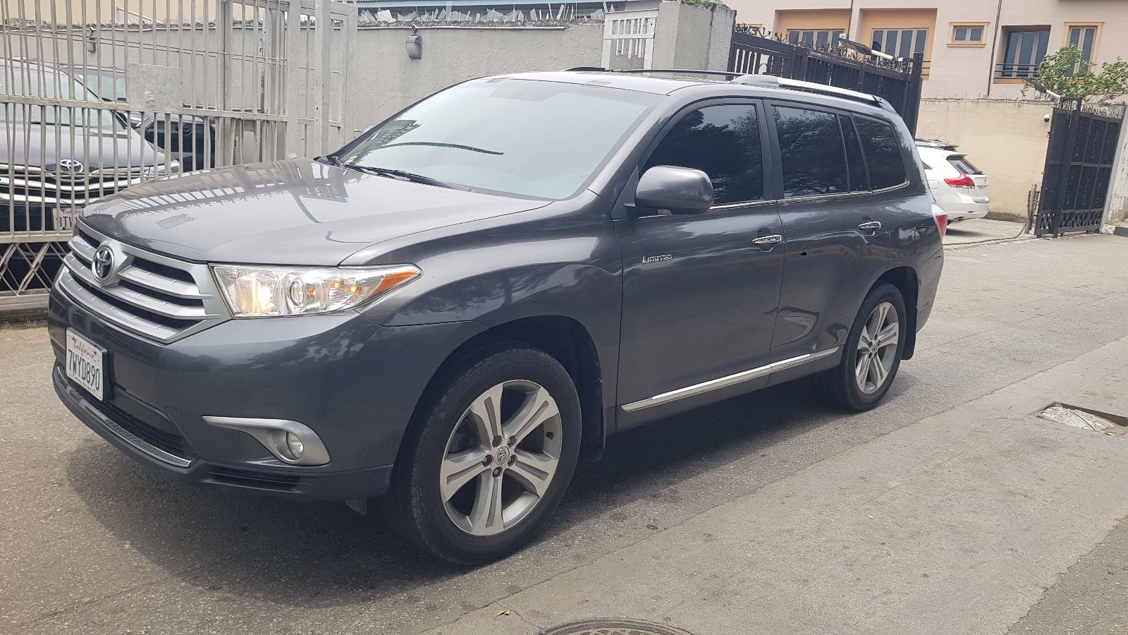 Toyota Highlander 2010 Grey SUV with 4WD
