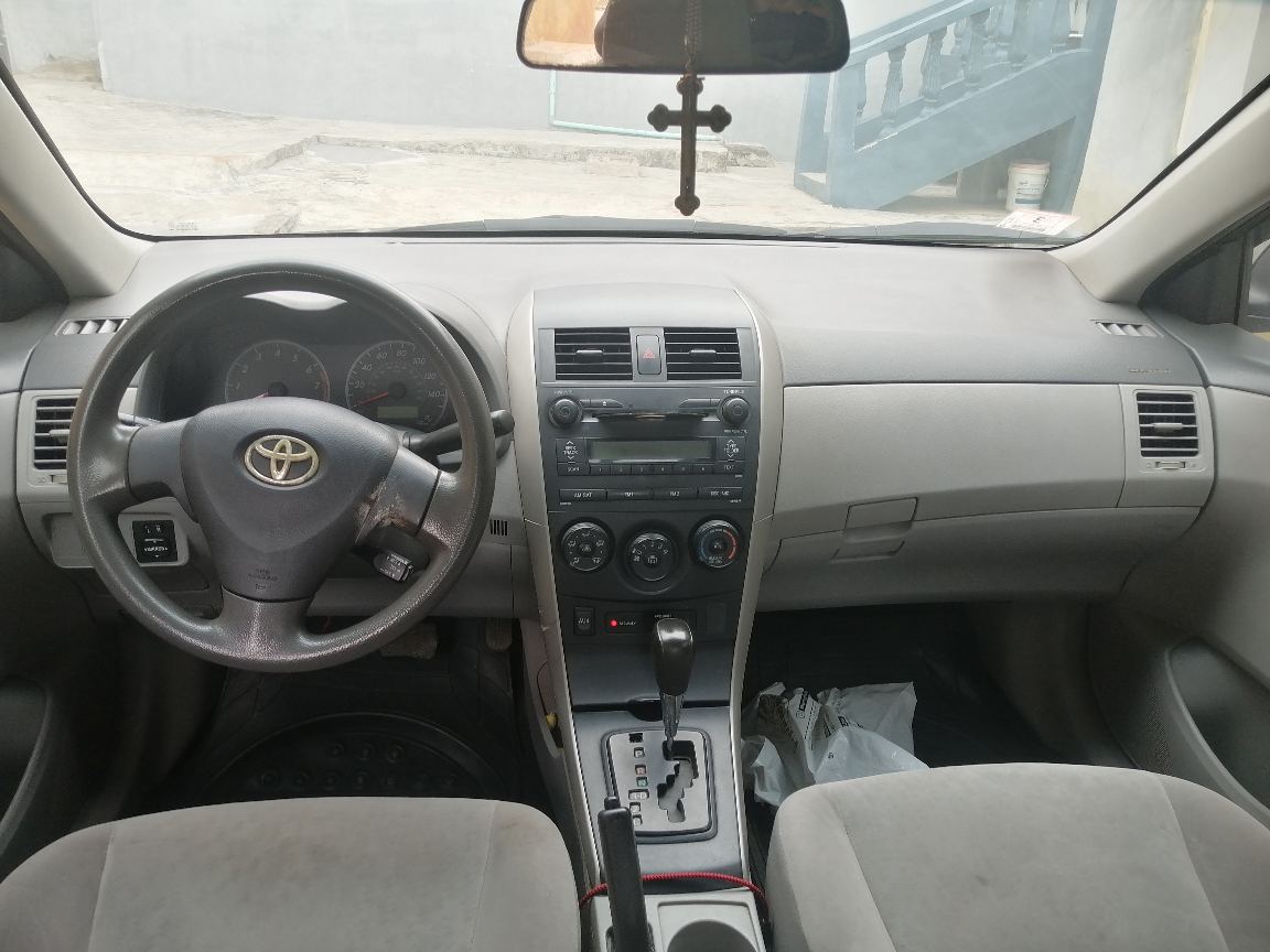 2010 Toyota Corolla, LE. VERY Sharp — photo 2