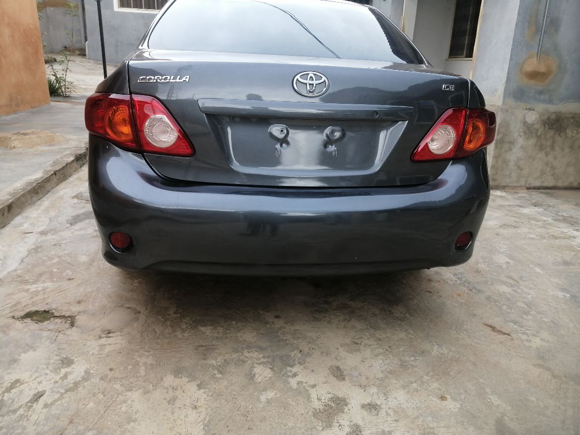 2010 Toyota Corolla, LE. VERY Sharp — photo 6