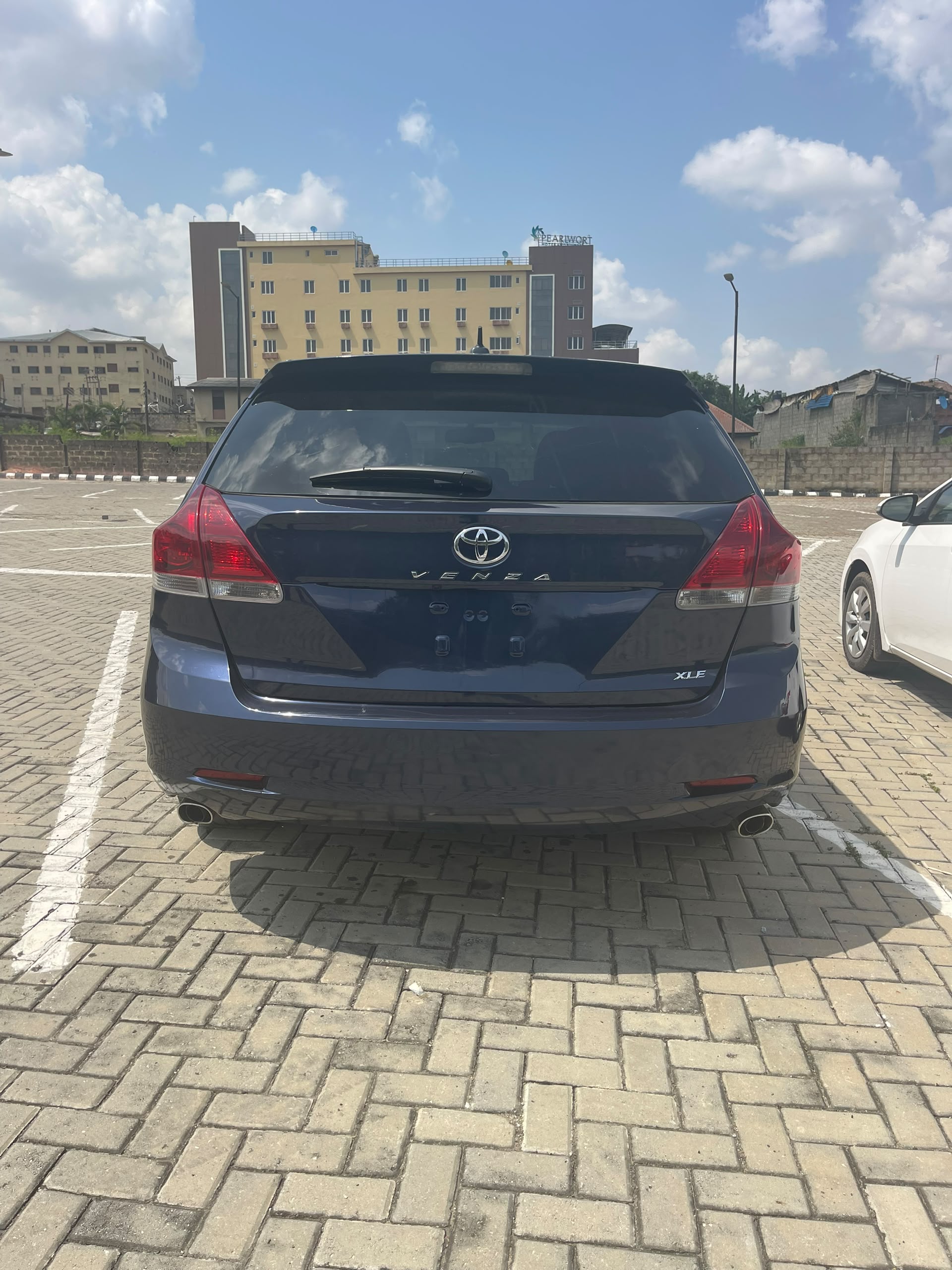 2015 Toyota Venza XLE, Sharp Blue Crossover — photo 4