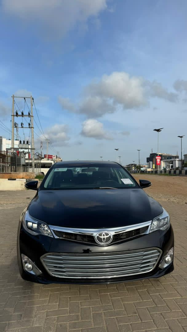 Toyota Avalon XLE Black Sedan