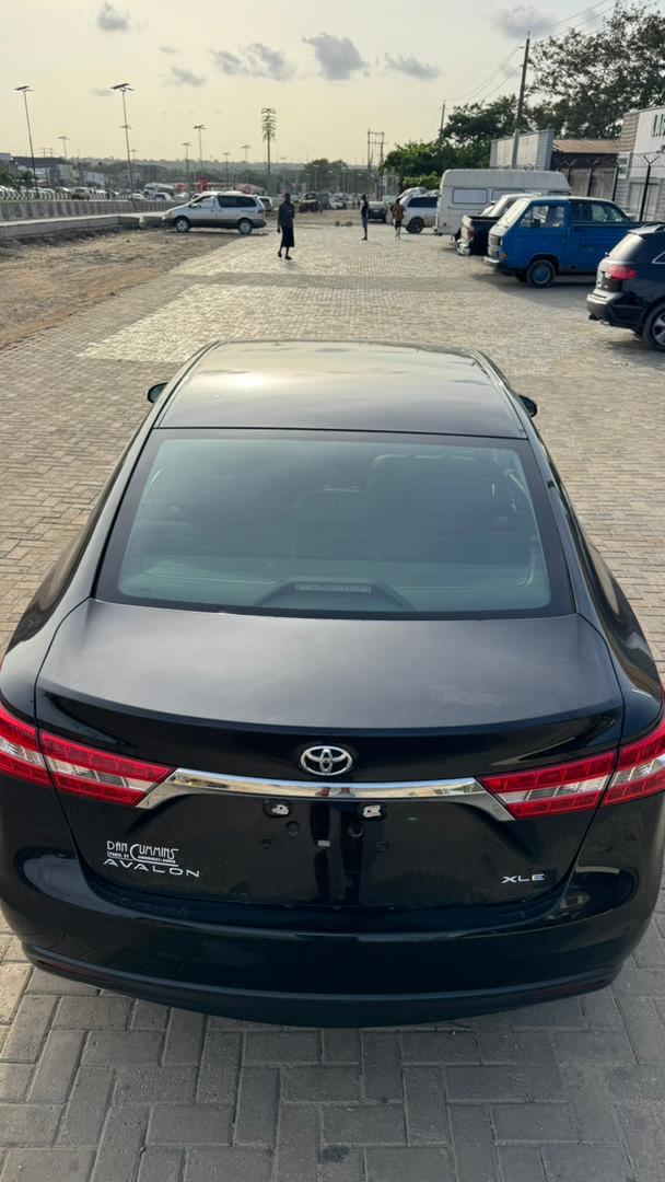 Toyota Avalon XLE Black Sedan