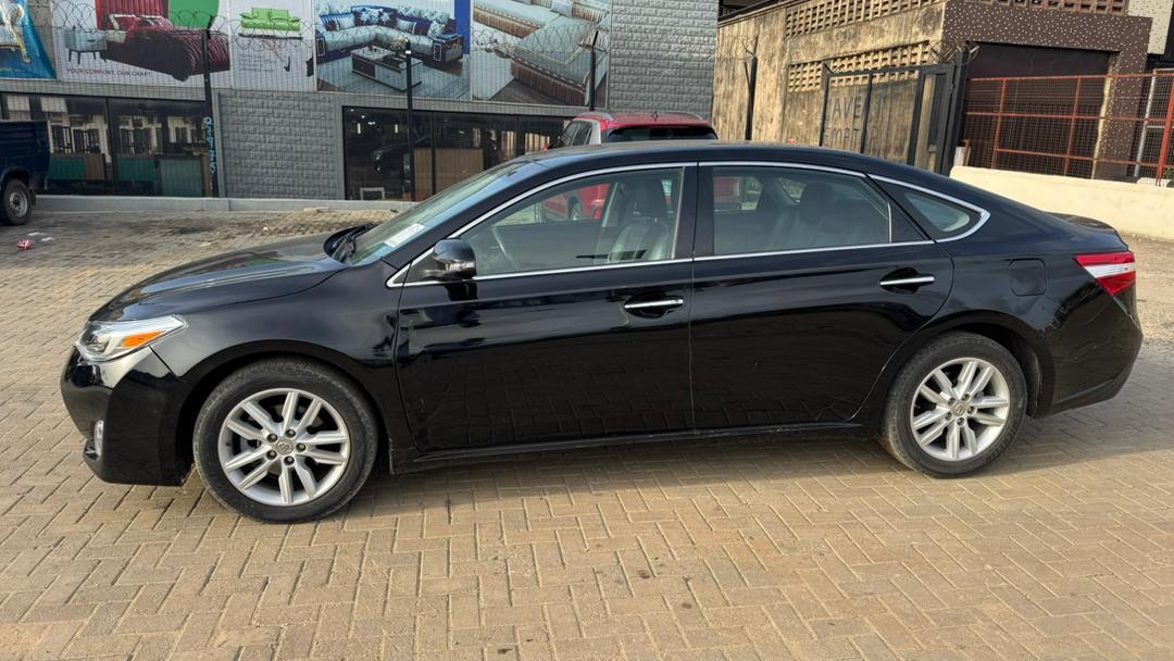 Toyota Avalon XLE Black Sedan