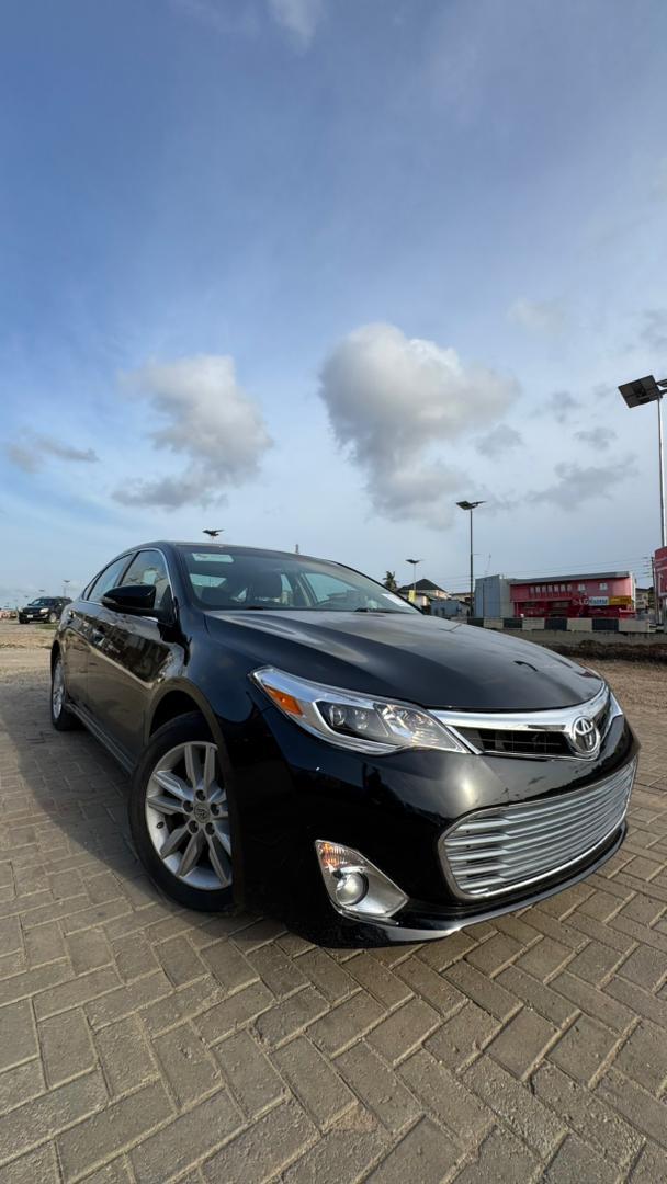Toyota Avalon XLE Black Sedan
