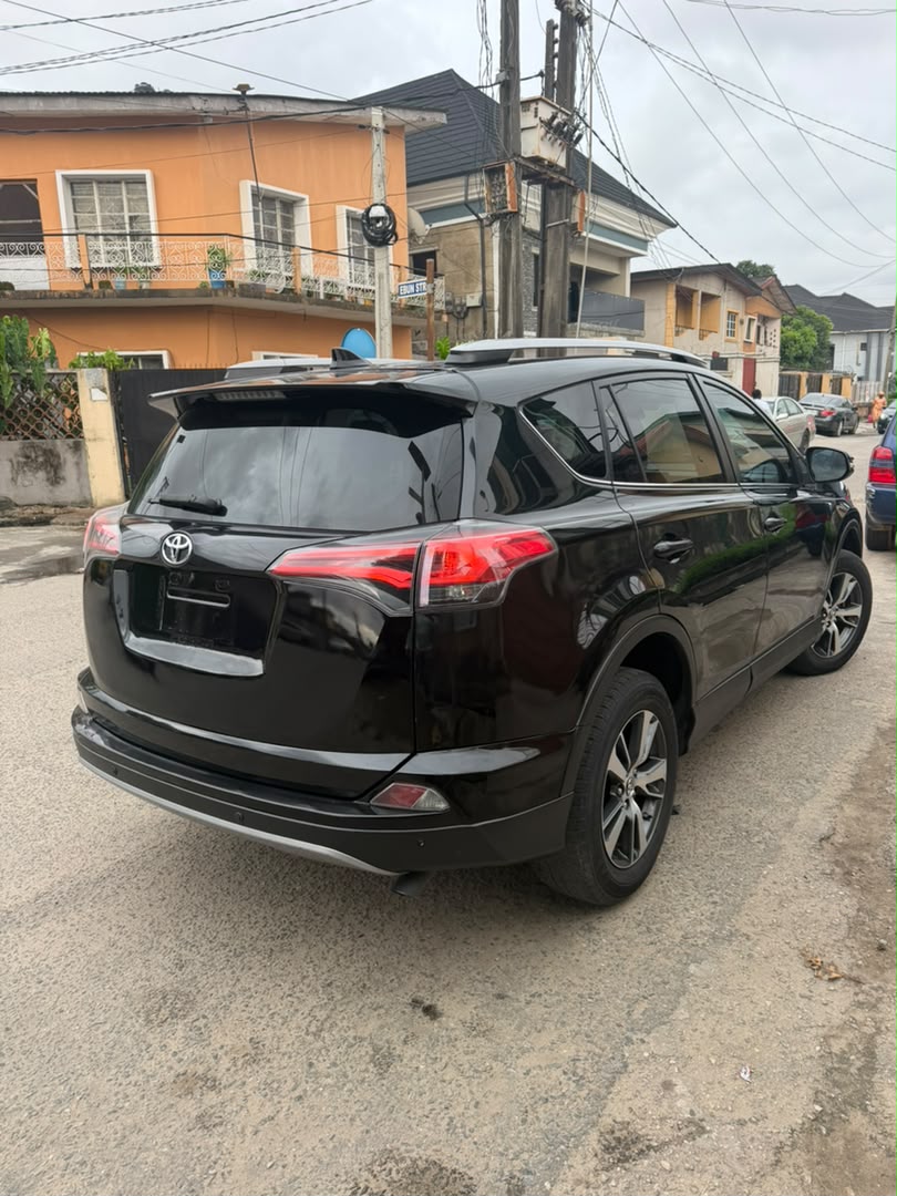 Toyota RAV4 SUV, Black — photo 10
