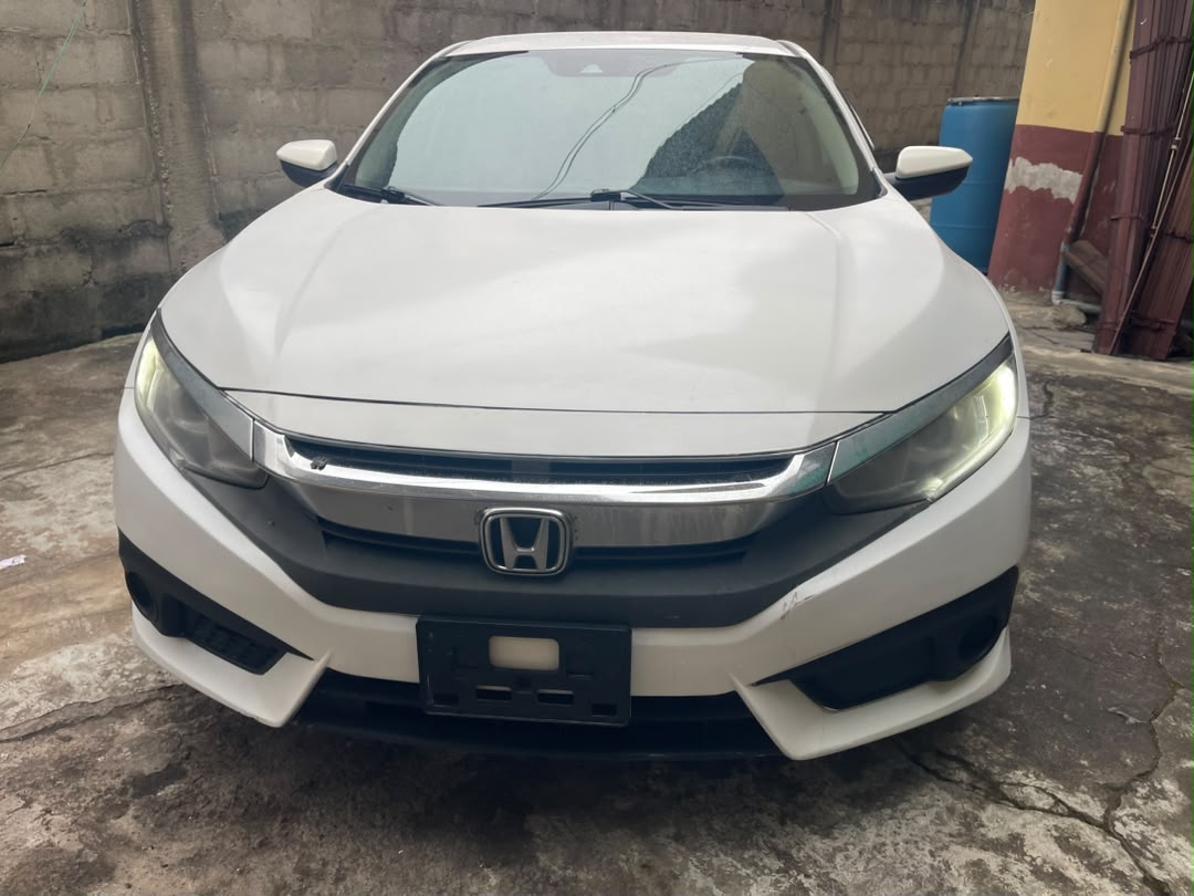 Honda Civic SE, White Sedan
