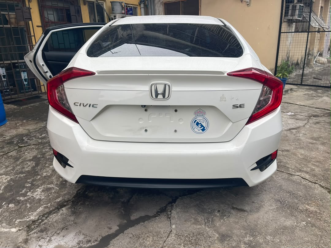 Honda Civic SE, White Sedan