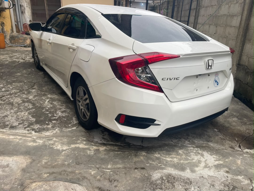 Honda Civic SE, White Sedan