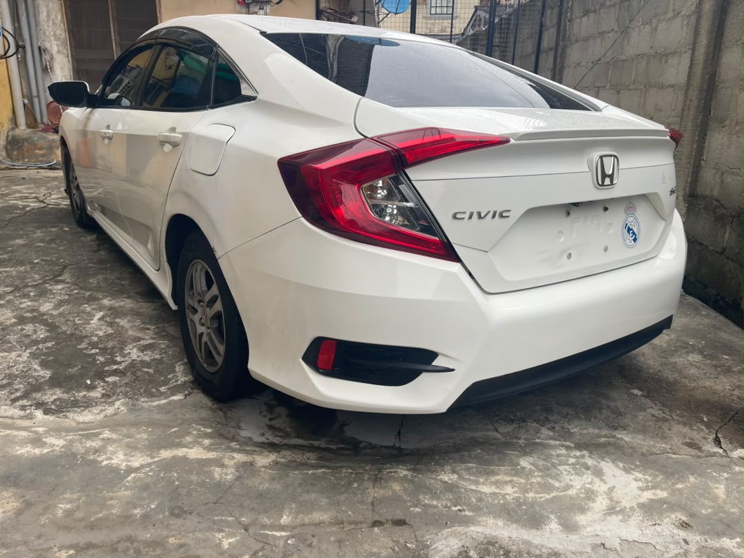 Honda Civic SE, White Sedan